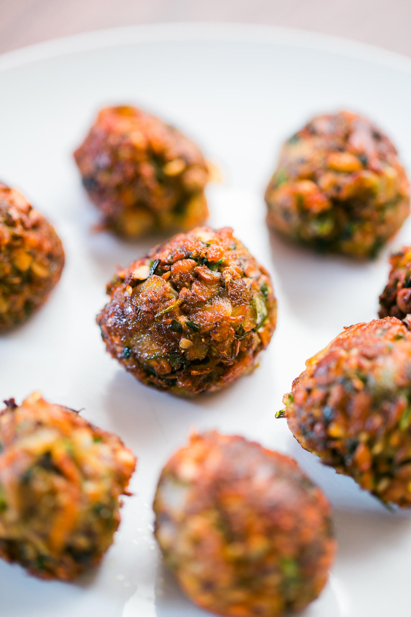 How to make vegan meatballs - delish and meat-free! Click for easy recipe.