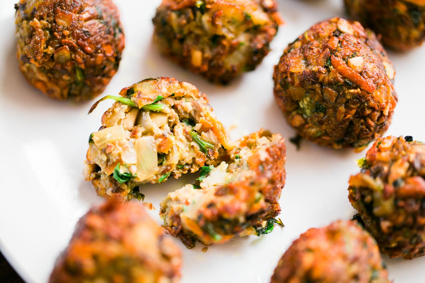 How to make vegan meatballs - delish and meat-free! Click for easy recipe.