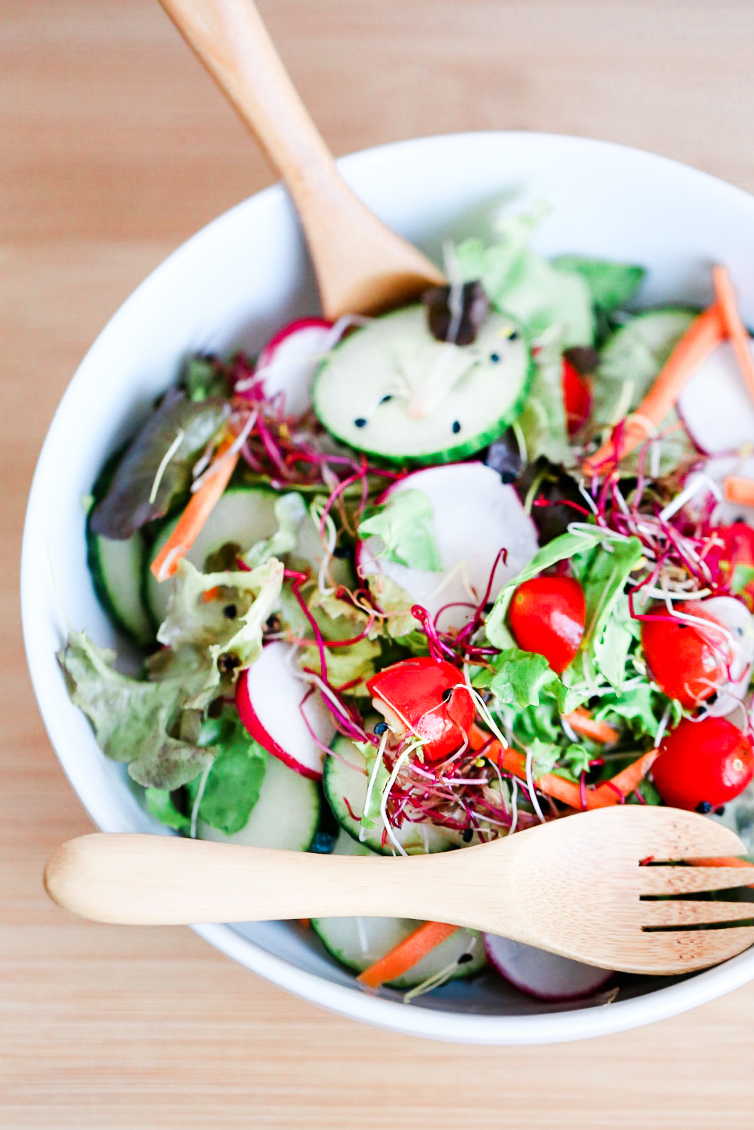 Easy, Healthy 10 Minute Green Salad - Swoontastic.com | Easy Vegan Recipes